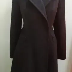Płaszcz w stylu lat 50 – odkryj elegancję retro i ponadczasowe fasony