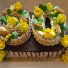 Tort w stylu lat 90 – przepisy na nostalgiczne urodzinowe desery
