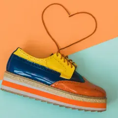 Buty w stylu lat 70 – jak wybrać idealne obuwie retro do stylizacji