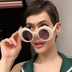 Okulary w stylu lat 60 - odkryj ikony mody i stylowe inspiracje
