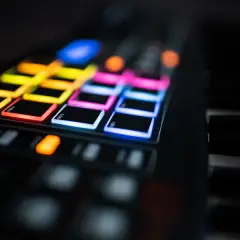 Muzyka elektroniczna lat 80 - rewolucja dźwięków, które zmieniły wszystko