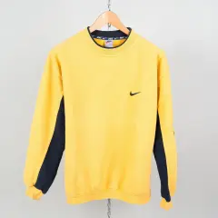 Gdzie kupić bluzy Nike vintage: najlepsze miejsca i porady na zakupy