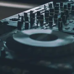 Stara muzyka elektroniczna: jak PRL kształtował jej fenomen w Polsce