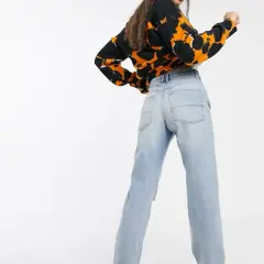 Jeansy z dziurami w stylu lat 90 - odkryj modne inspiracje i stylizacje