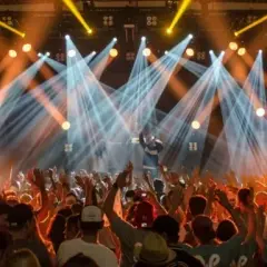Taniec do muzyki elektronicznej: Odkryj sekrety shuffle dance i technik
