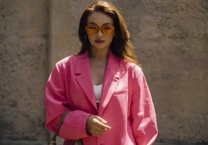 Co to styl vintage? Odkryj jego cechy i jak go nosić w modzie