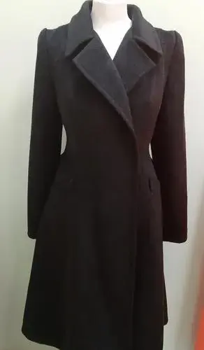 Płaszcz w stylu lat 50 – odkryj elegancję retro i ponadczasowe fasony