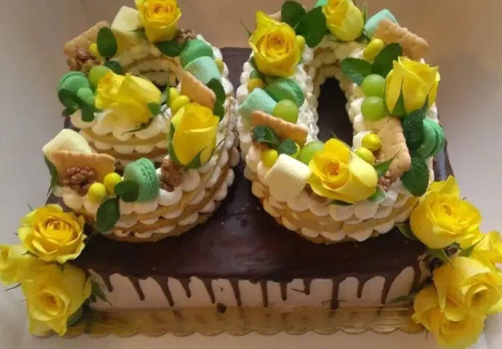 Tort w stylu lat 90 – przepisy na nostalgiczne urodzinowe desery