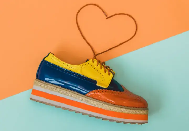 Buty w stylu lat 70 – jak wybrać idealne obuwie retro do stylizacji
