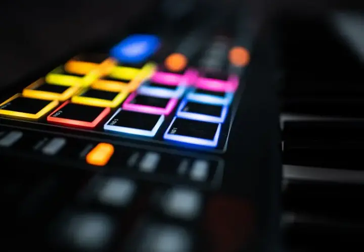 Muzyka elektroniczna lat 80 - rewolucja dźwięków, które zmieniły wszystko