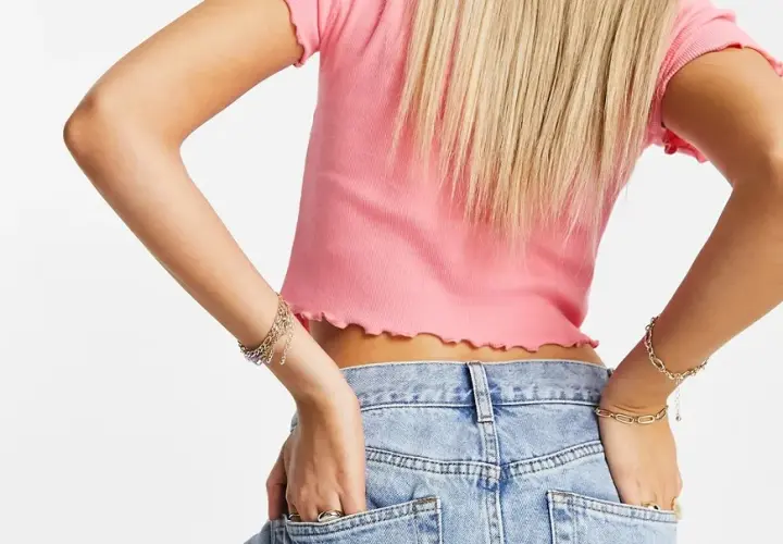 Spodnie w stylu lat 90: Odkryj trendy, które musisz znać