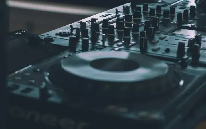 Stara muzyka elektroniczna: jak PRL kształtował jej fenomen w Polsce