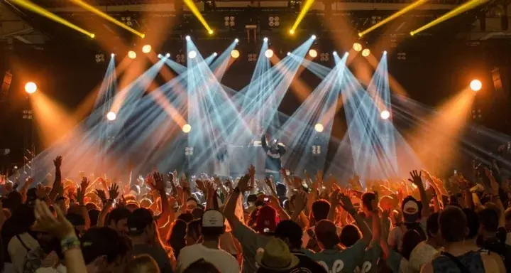 Taniec do muzyki elektronicznej: Odkryj sekrety shuffle dance i technik