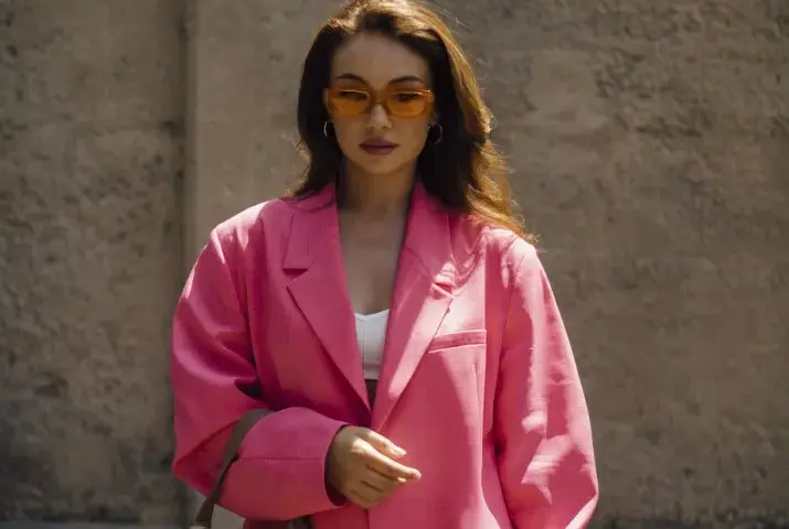 Co to styl vintage? Odkryj jego cechy i jak go nosić w modzie