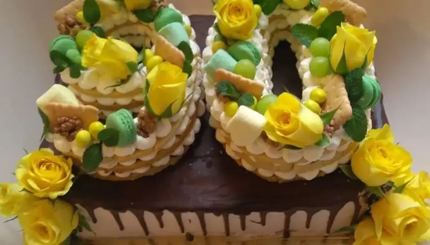 Tort w stylu lat 90 – przepisy na nostalgiczne urodzinowe desery