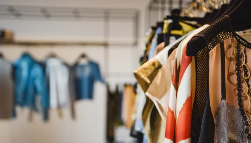 Gdzie kupić ubrania w stylu vintage? Odkryj unikalne miejsca i porady