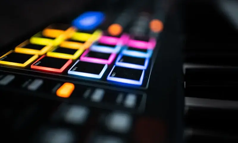 Muzyka elektroniczna lat 80 - rewolucja dźwięków, które zmieniły wszystko
