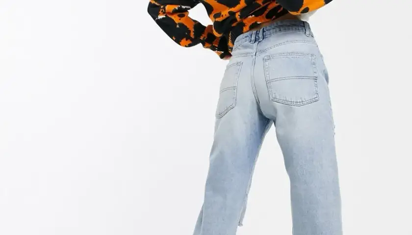 Jeansy z dziurami w stylu lat 90 - odkryj modne inspiracje i stylizacje