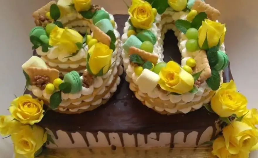 Tort w stylu lat 90 – przepisy na nostalgiczne urodzinowe desery