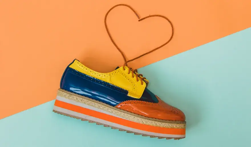 Buty w stylu lat 70 – jak wybrać idealne obuwie retro do stylizacji