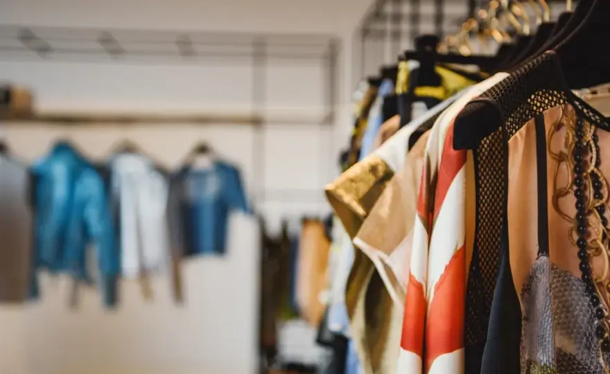 Gdzie kupić ubrania w stylu vintage? Odkryj unikalne miejsca i porady