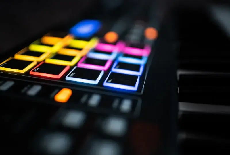 Muzyka elektroniczna lat 80 - rewolucja dźwięków, które zmieniły wszystko