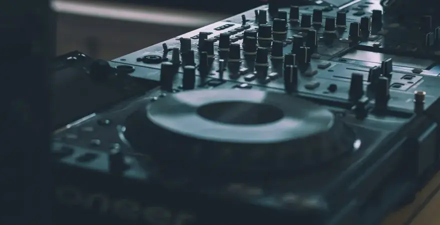 Stara muzyka elektroniczna: jak PRL kształtował jej fenomen w Polsce