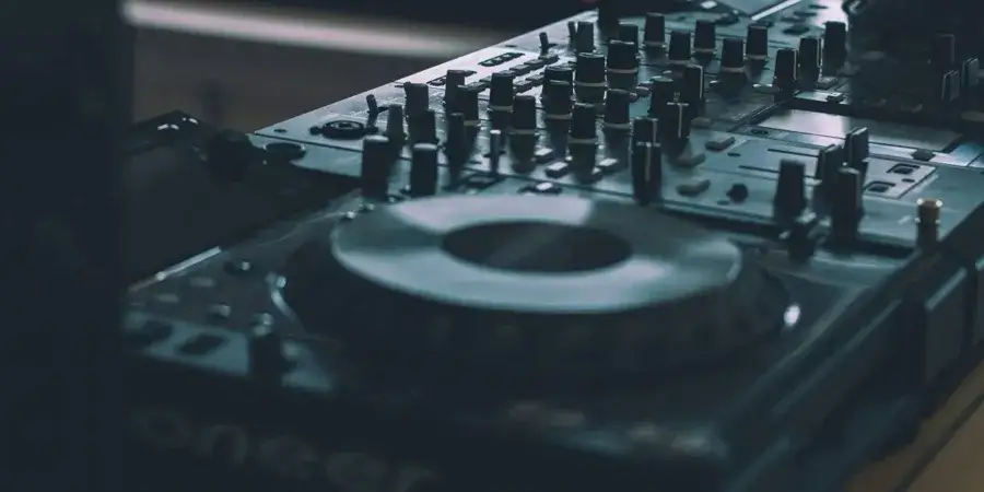 Zdjęcie Muzyka elektroniczna o jednostajnym regularnym rytmie - odkryj techno