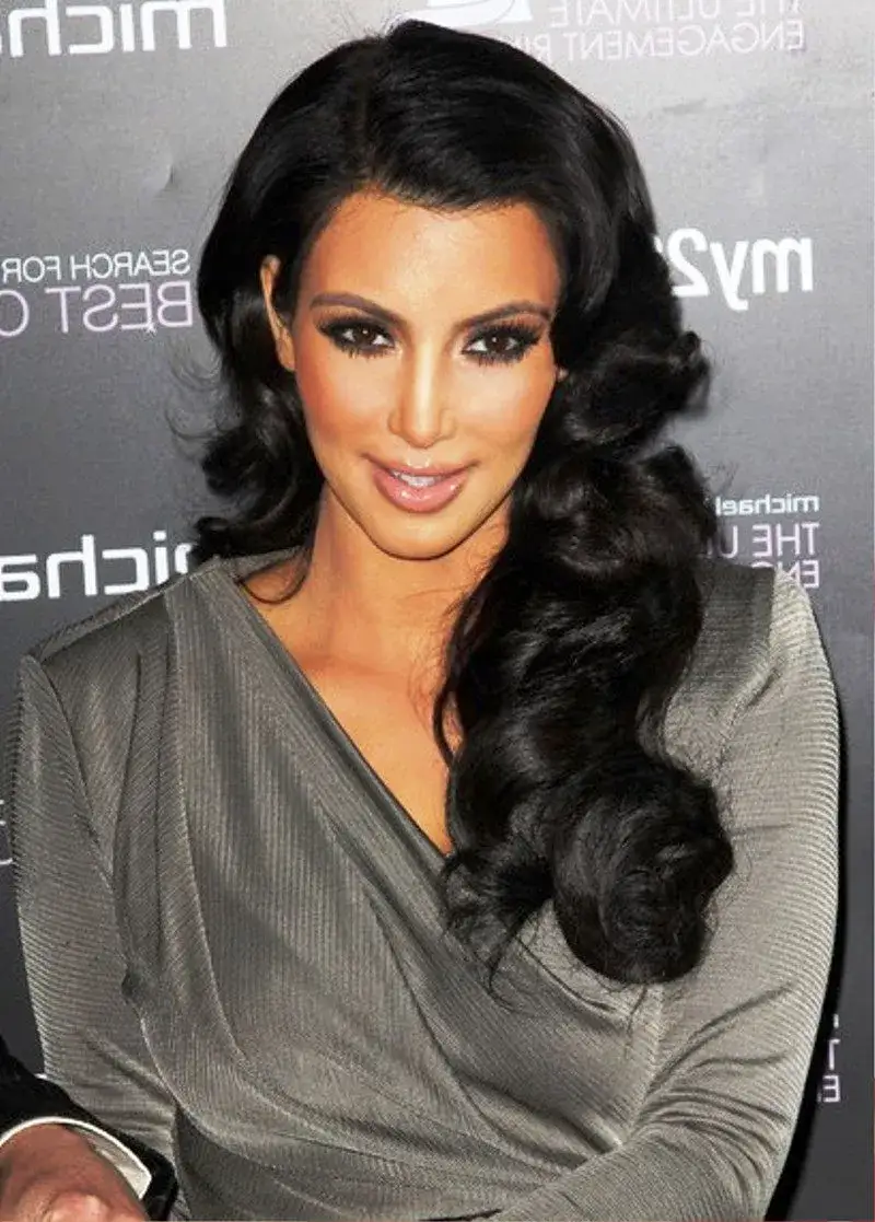Zdjęcie Kim Kardashian vintage hair - jak uzyskać styl lat 90.
